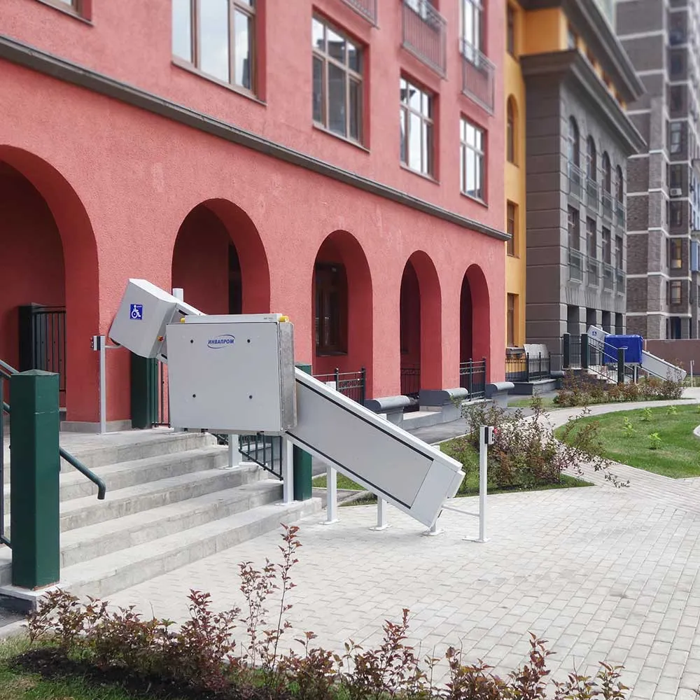 Наклонный подъемник для инвалидов по лестнице