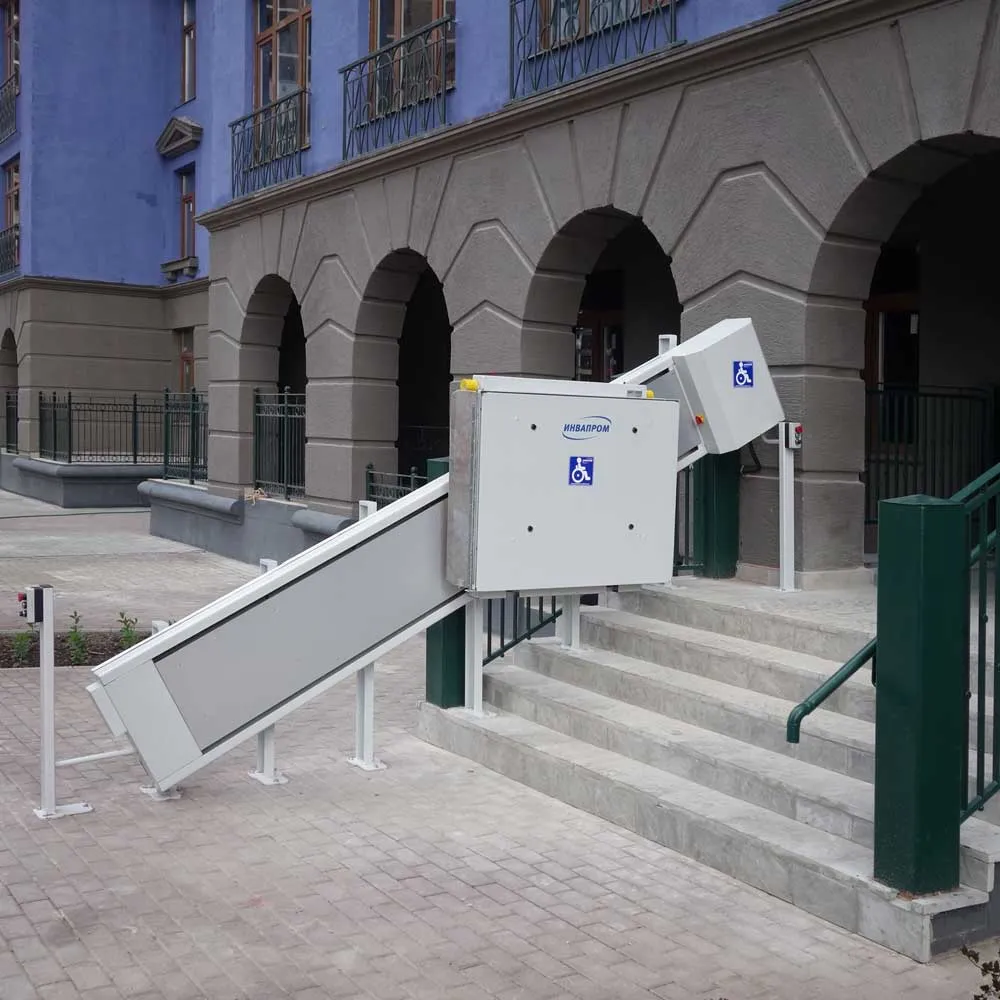 Наклонный подъемник для инвалидов по лестнице
