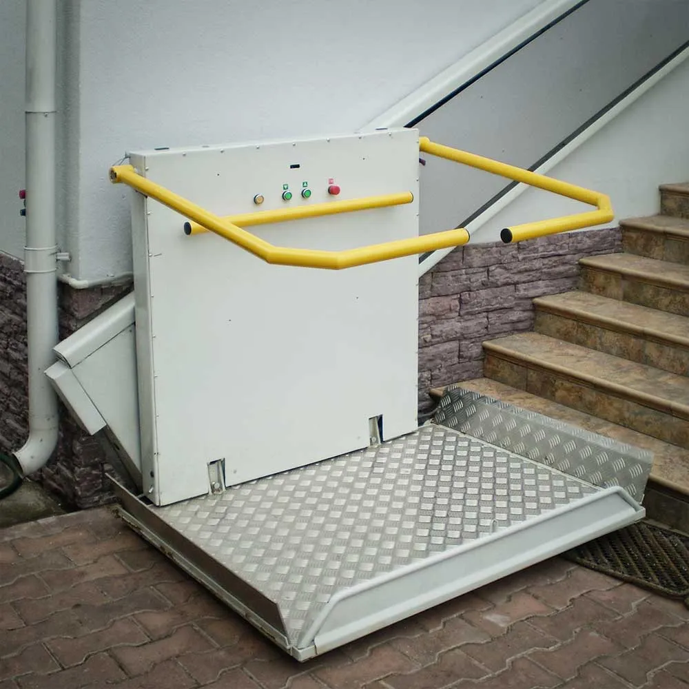 Наклонный подъемник для инвалидов по лестнице
