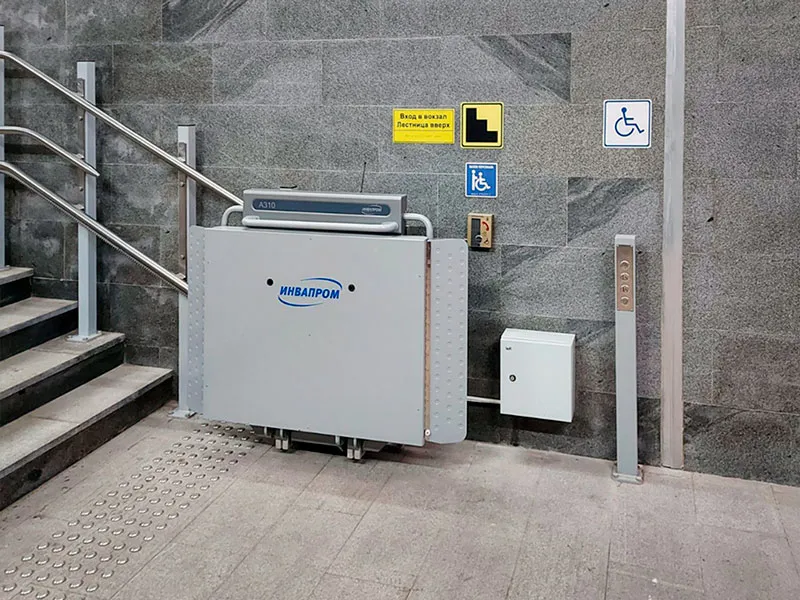 наклонный подъемник для инвалидов подземный переход
