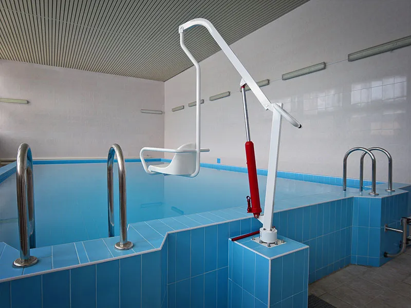 Подъемник для спуска в бассейн инвалидов