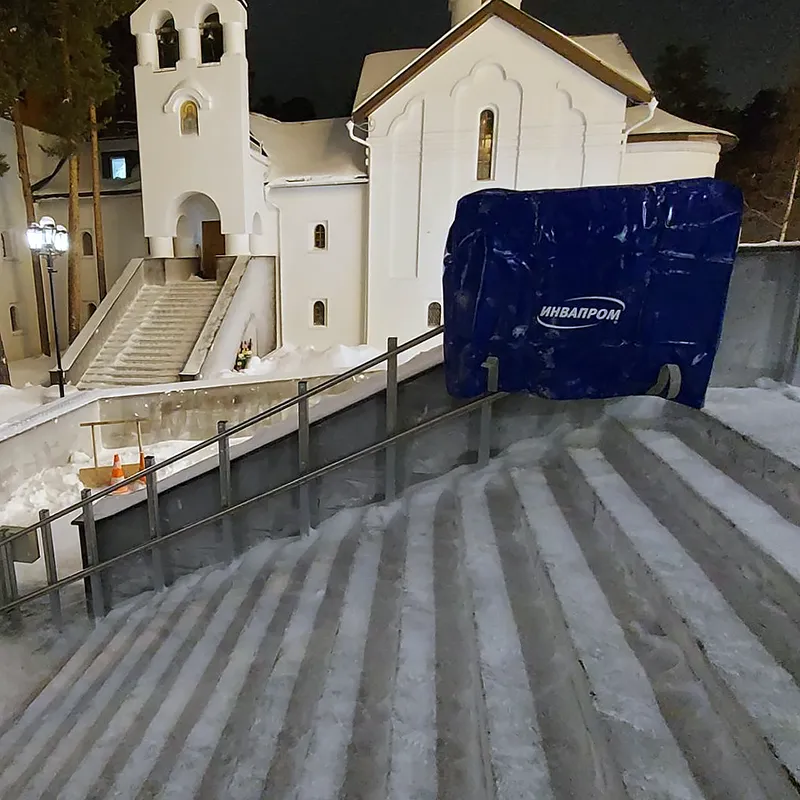 Лестницы у входа в учреждение