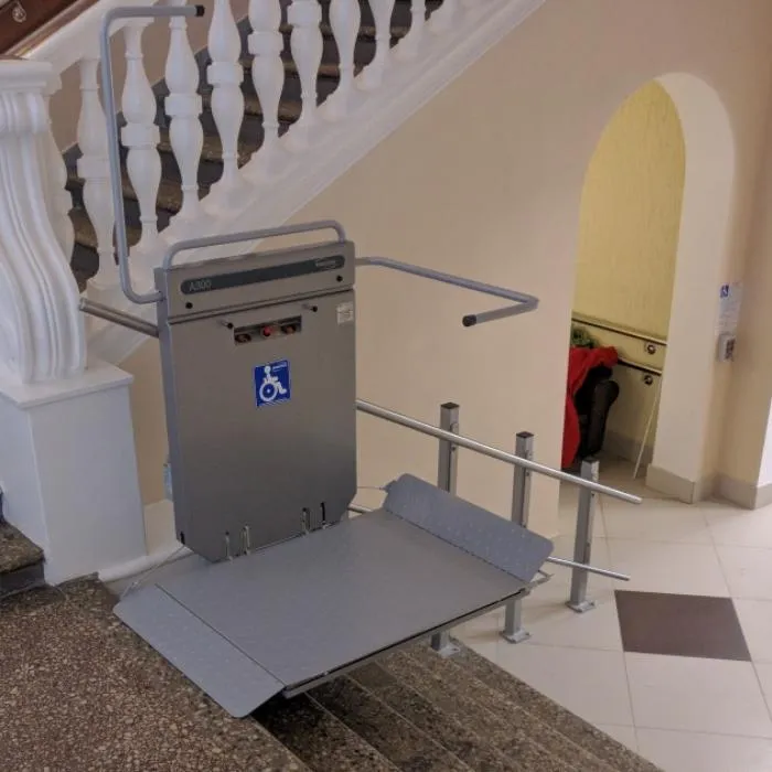 Наклонный лестничный платформенный подъемник для мгн и инвалидов ИНВАПРОМ А300