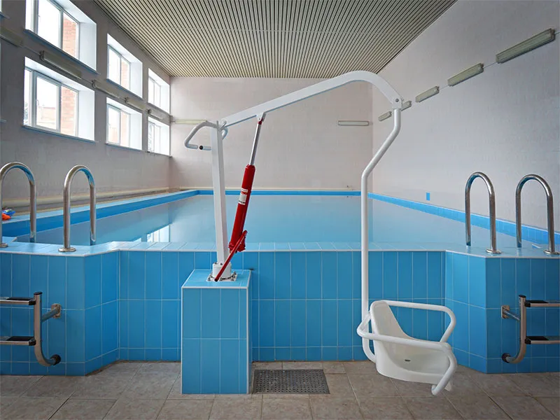 Подъемник для инвалидов для бассейна