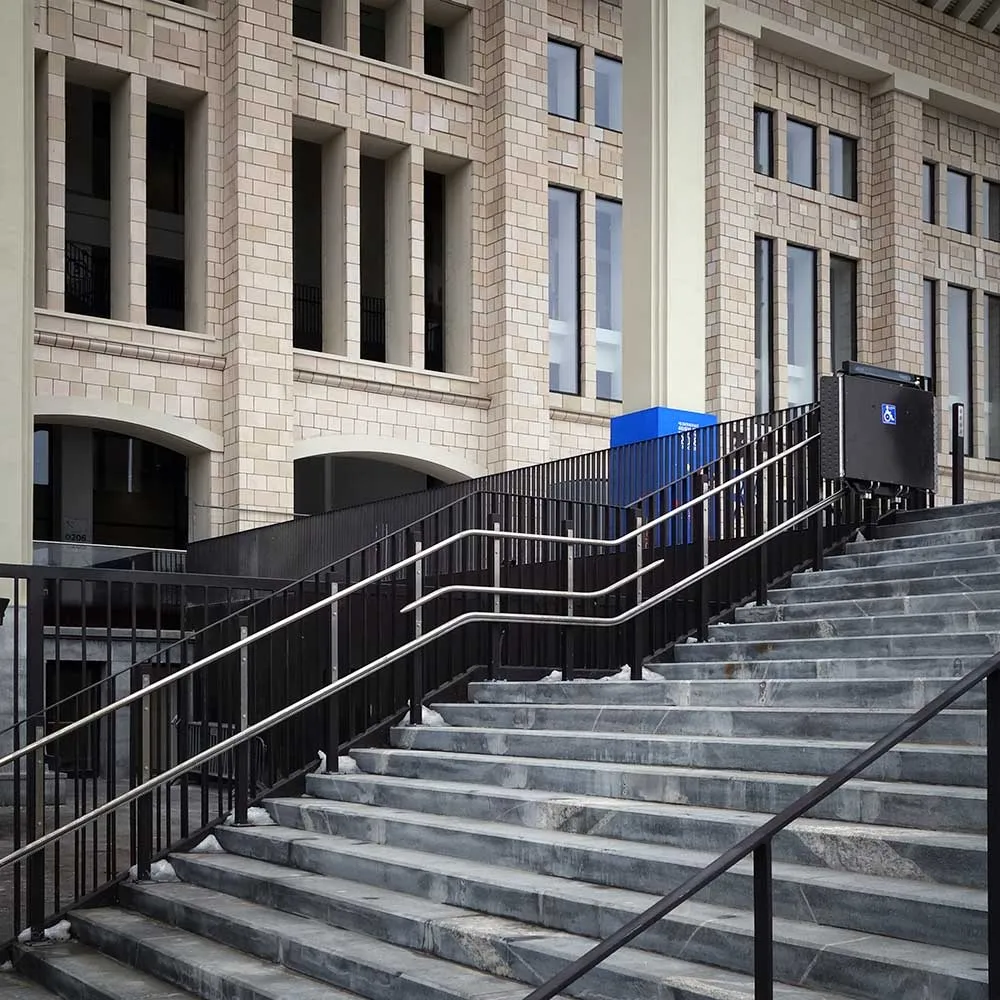 Подъемная платформа наклонная для инвалидов