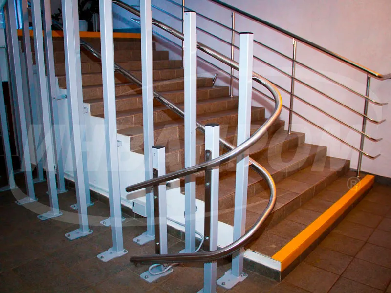 Отдельностоящая установка подъемника без крепления к стене здания