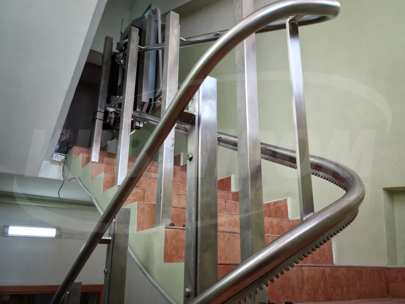 Наклонный подъемник для инвалидов по узкой лестнице