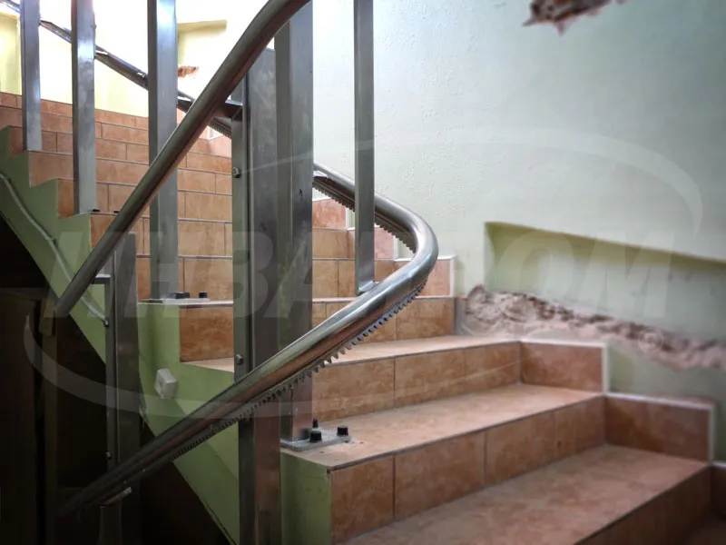 Подъемная платформа для перемещения инвалидов по узким лестницам