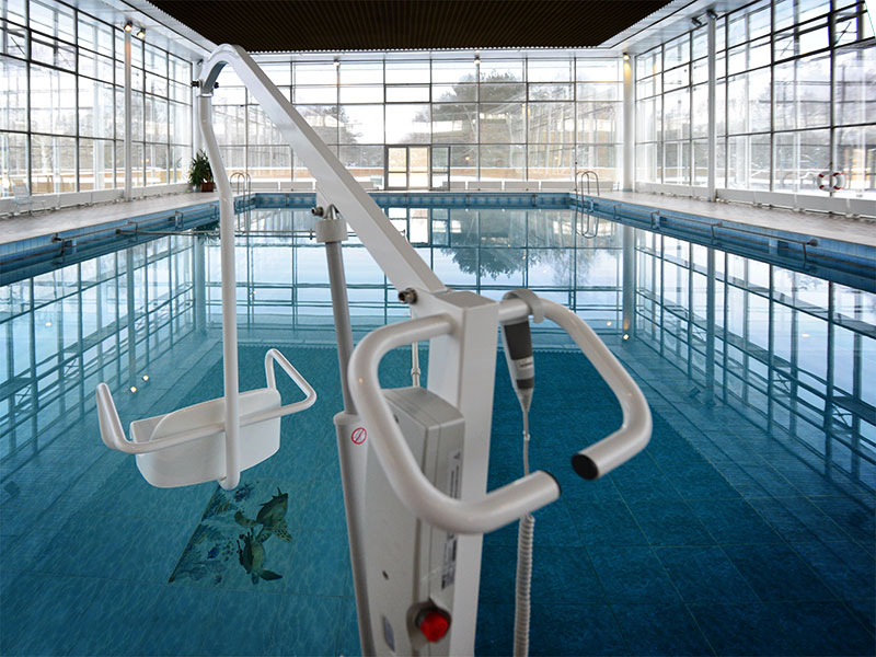 Подъемник для спуска в бассейн инвалидов