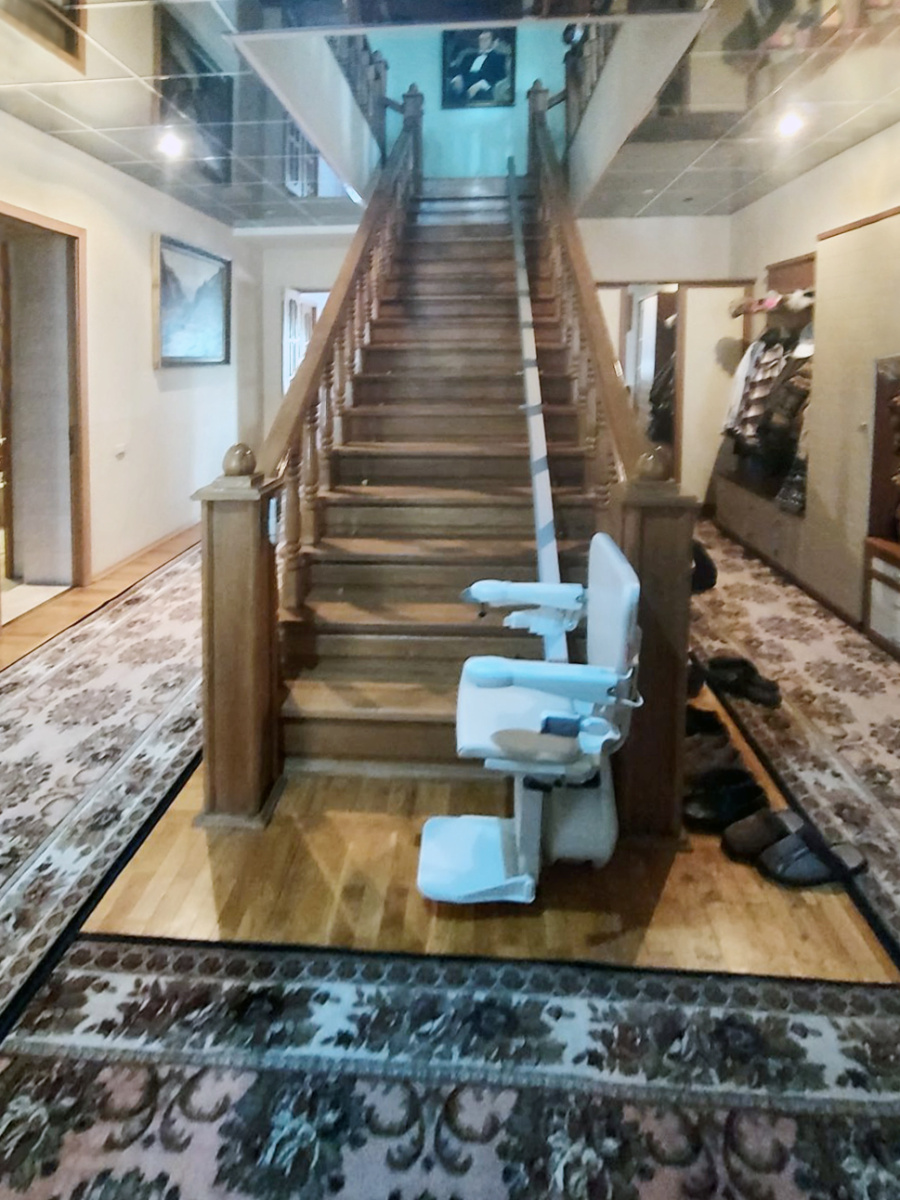 Кресло-подъемник для лестницы частного дома