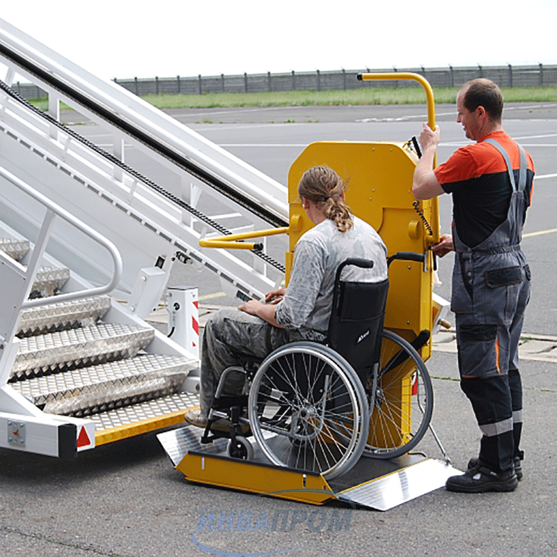 Перевозка пассажиров инвалидов. Подъемная платформа Аппарель для инвалидов аэропорт. Машина для инвалидов. Транспорт для маломобильных людей. Подъемник для инвалидов.