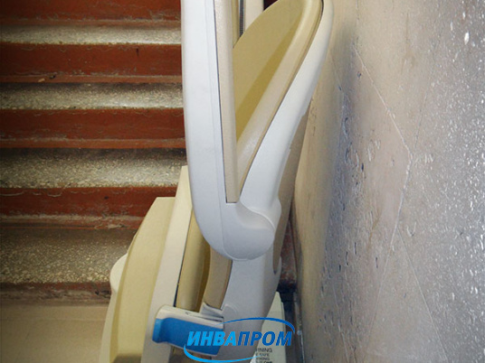 Кресельный подъемник для инвалидов по лестнице