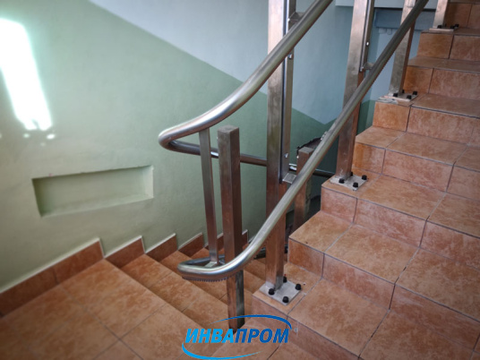 Инвалидный подъемник для узких лестниц