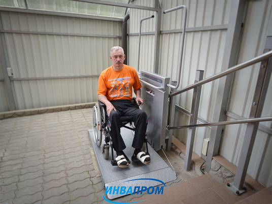 наклонная подъемная платформа для инвалидов в частный дом