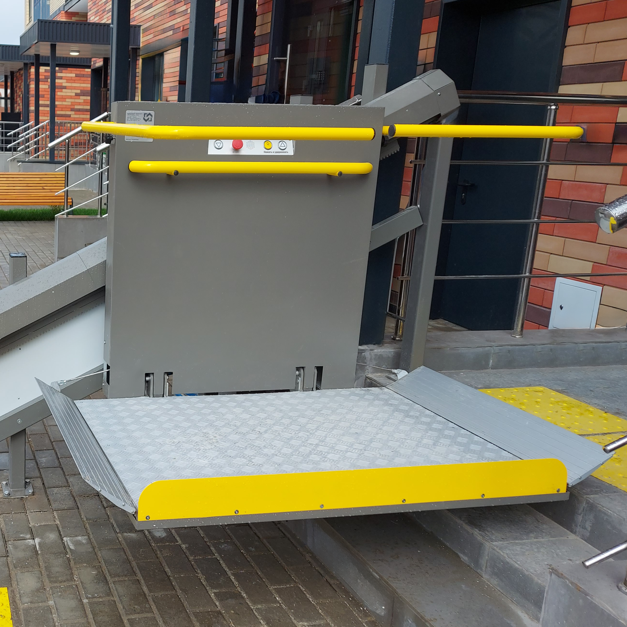 Наклонный подъемник для инвалидов по лестнице ИНВАЛИФТ