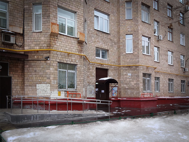 Подъезд жилого дома на ул. Костякова